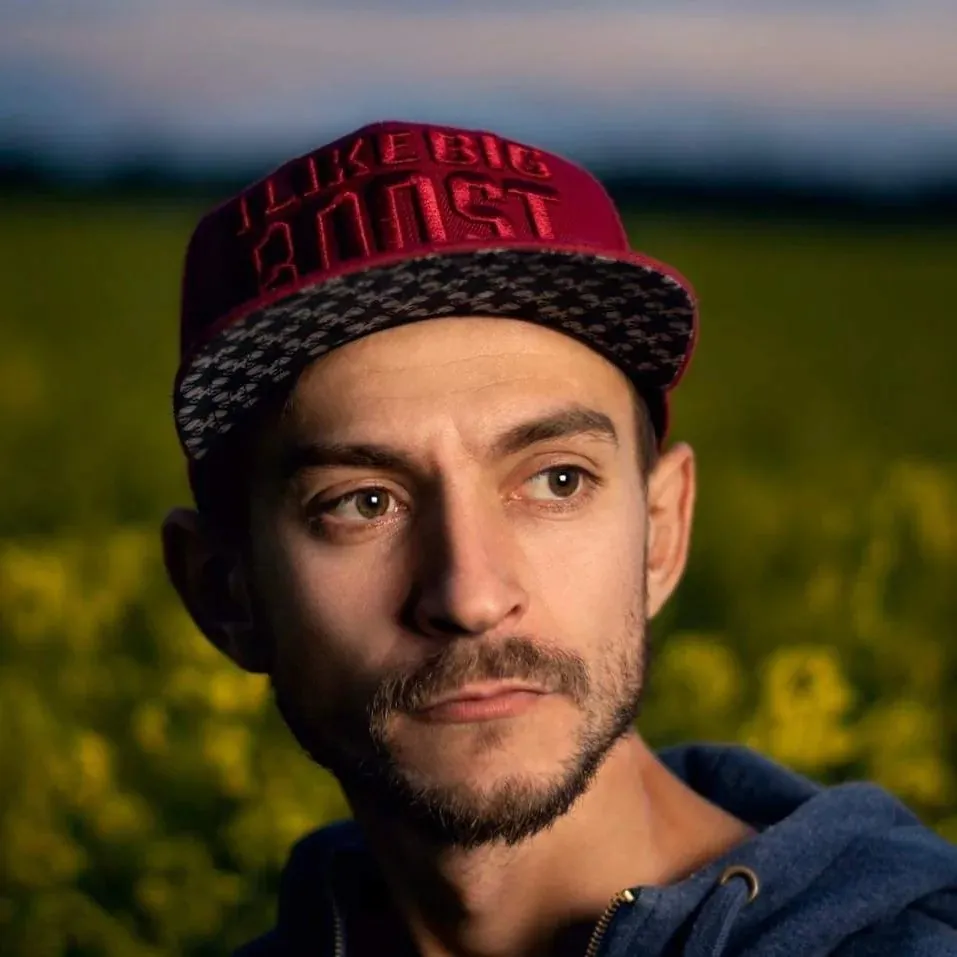 Paul Pap, Fotograf aus Landsberg am Lech, vor einem Rapsfeld im Abendlicht