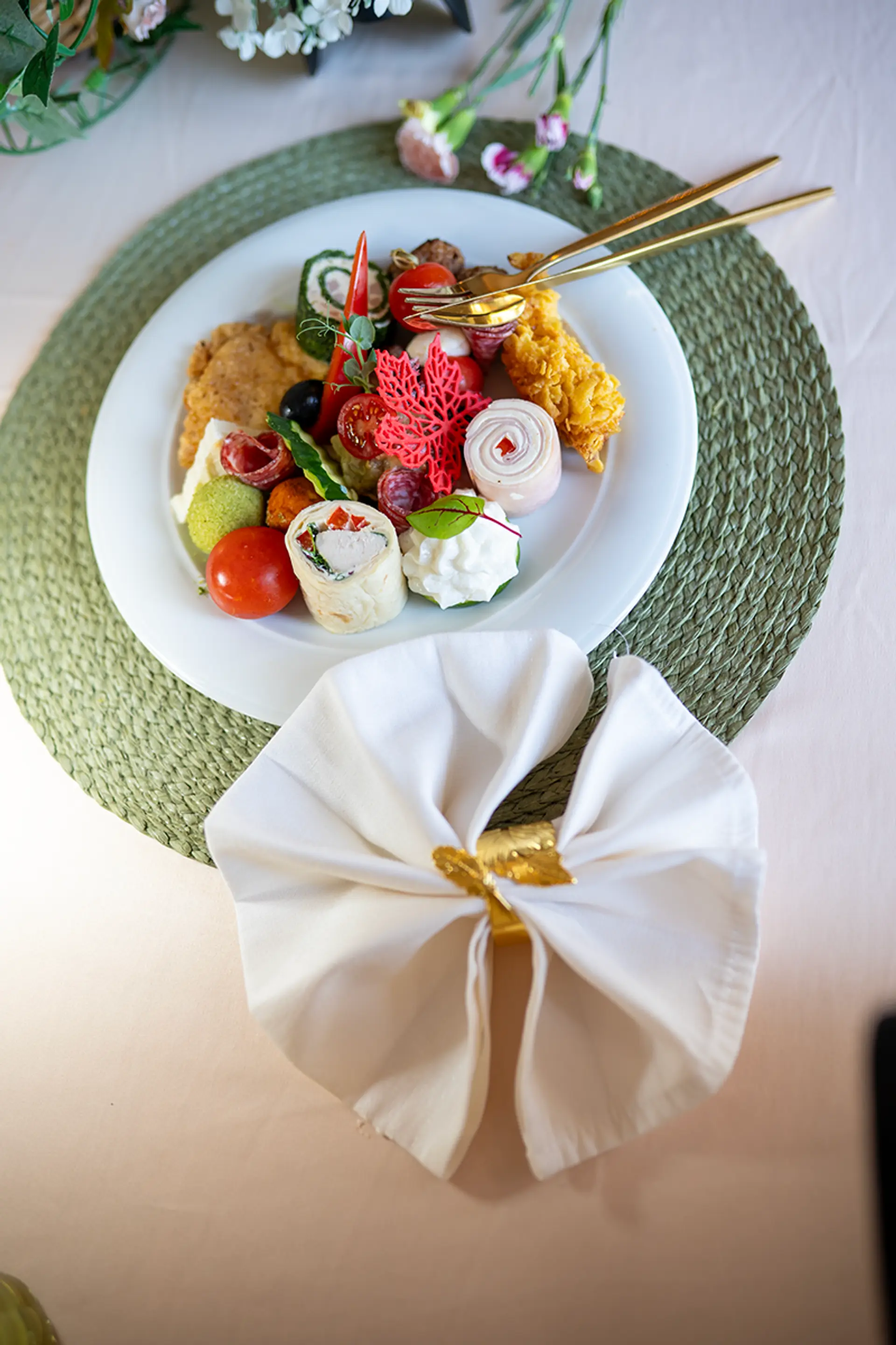 Vorspeisenteller mit Serviette in Schleifenform, Food-Fotografie