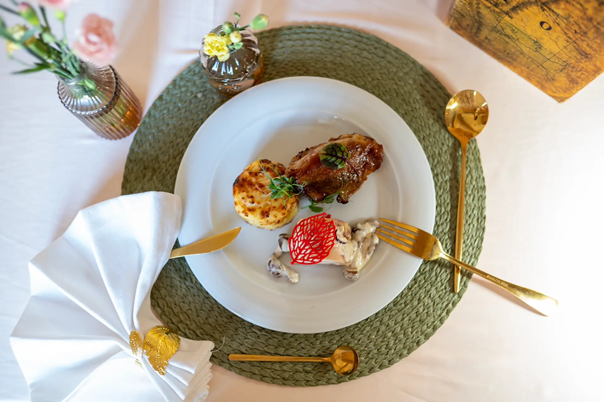 Hauptgericht auf weißem Teller mit goldenem Besteck, Fine Dining