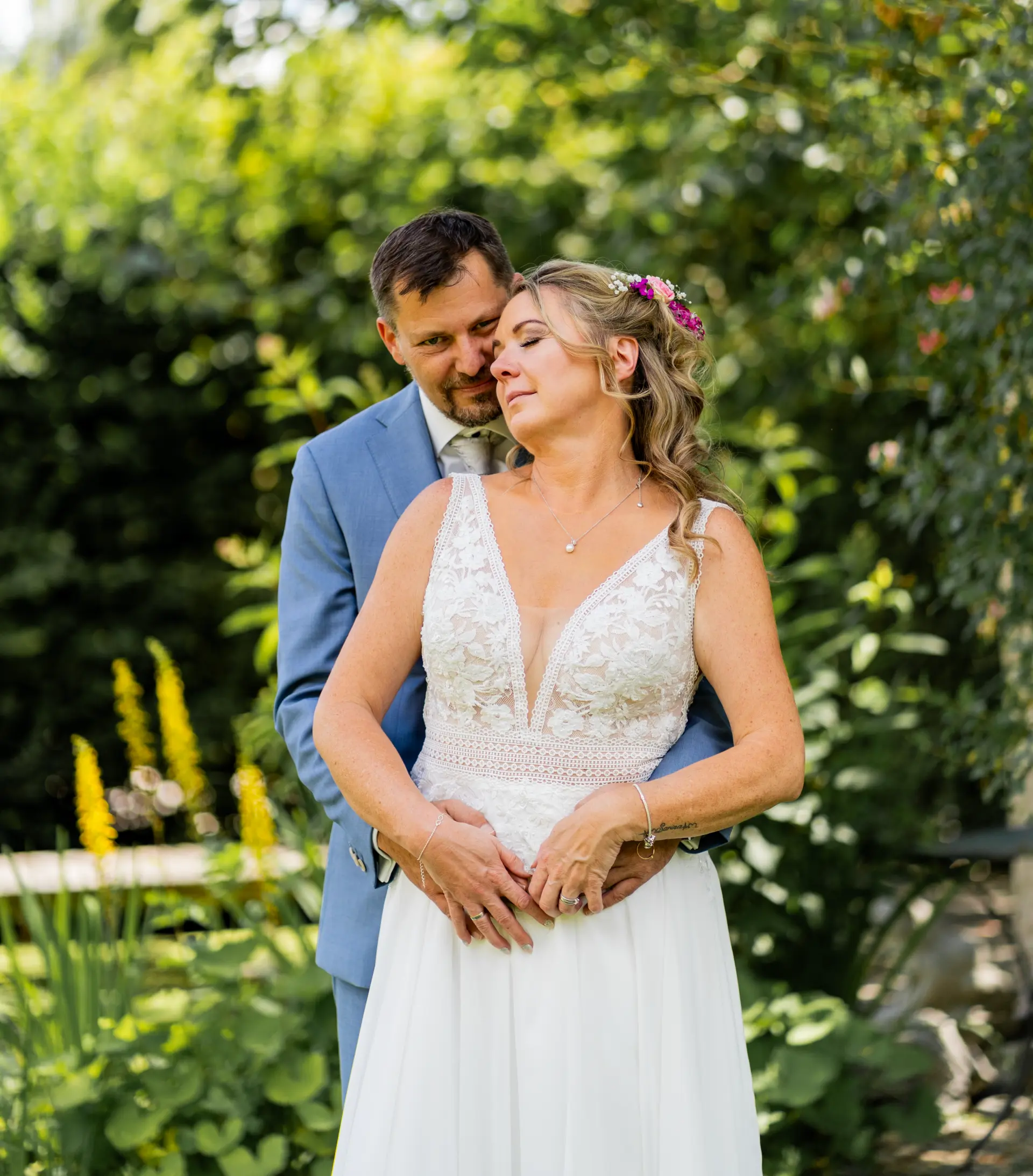 Brautpaar umarmt sich im Garten von Gut Mergenthau in Kissing