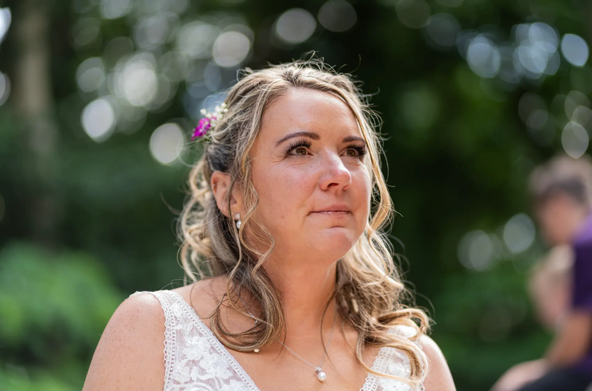 Nahaufnahme der Braut mit Blumen im Haar