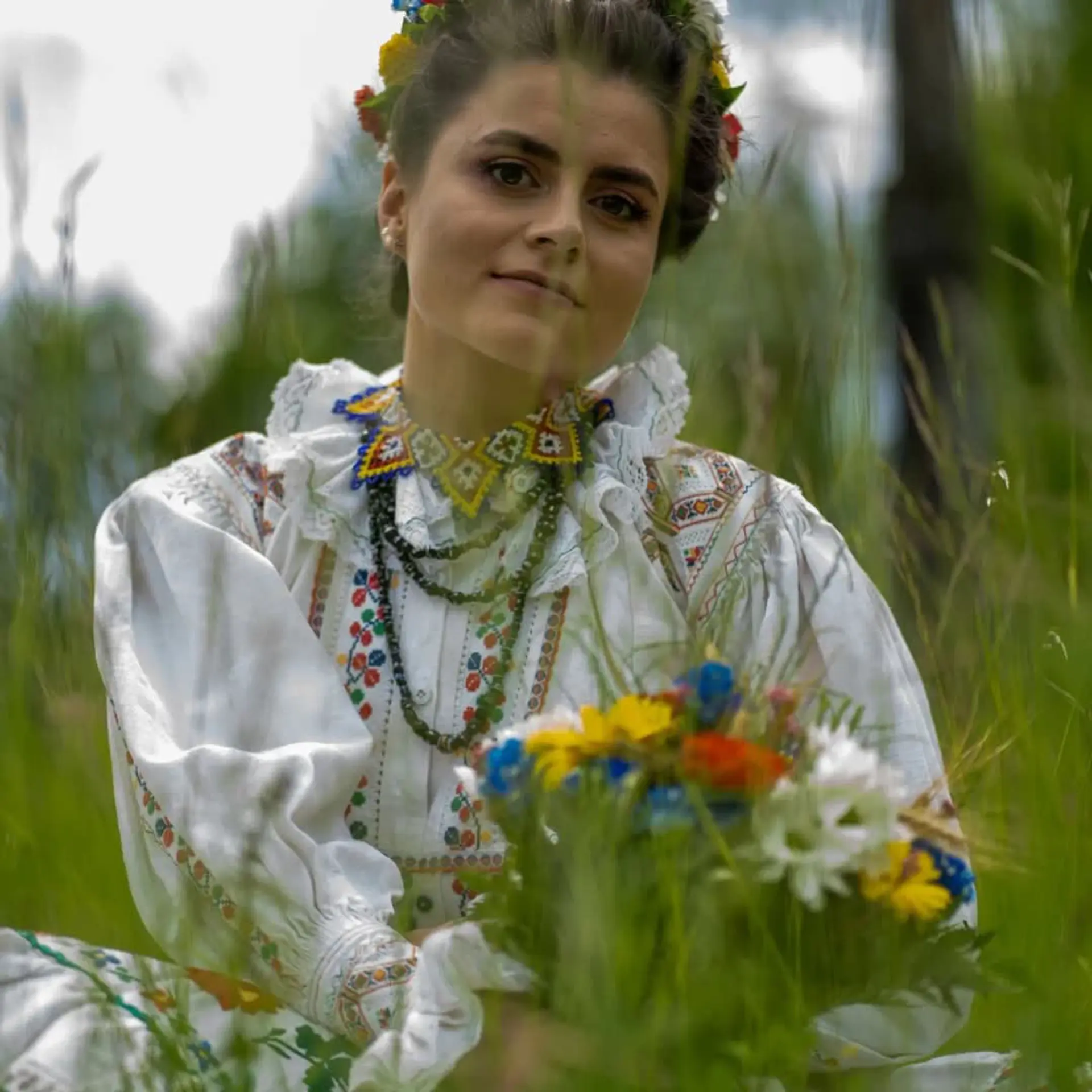 Porträt einer Frau in Tracht mit Blumenkranz in der Natur