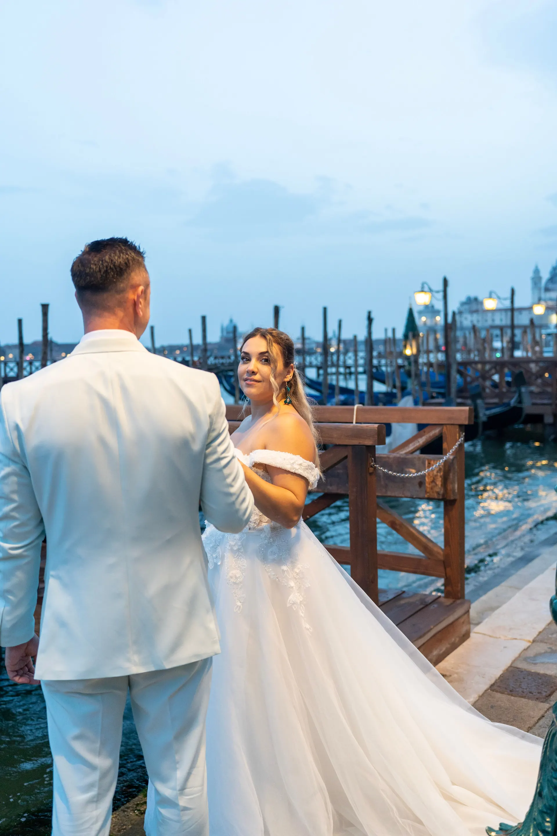Brautpaar am Gondelsteg in Venedig zur blauen Stunde