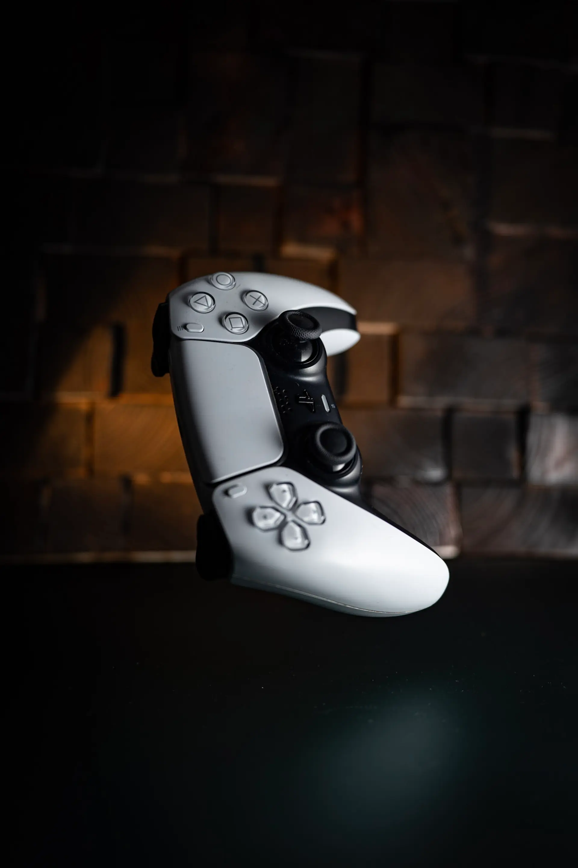Weißer Gamecontroller schwebt vor dunklem Hintergrund, eigene Produktaufnahme