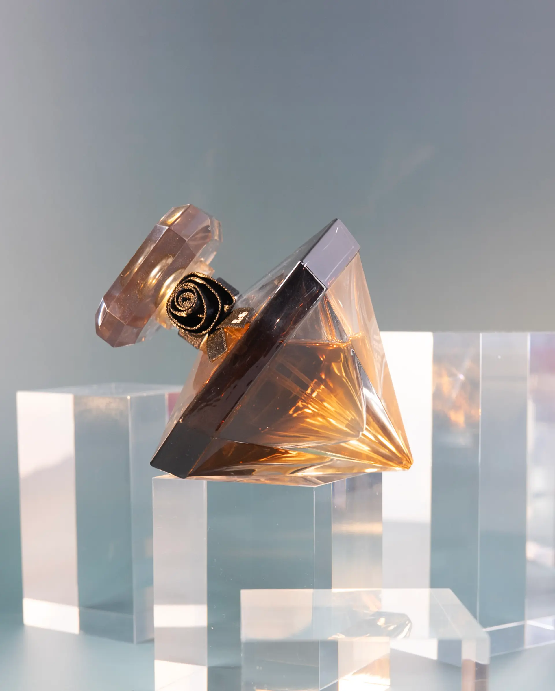 Parfumflakon in Diamantform auf Acrylblöcken, eigene Produktaufnahme